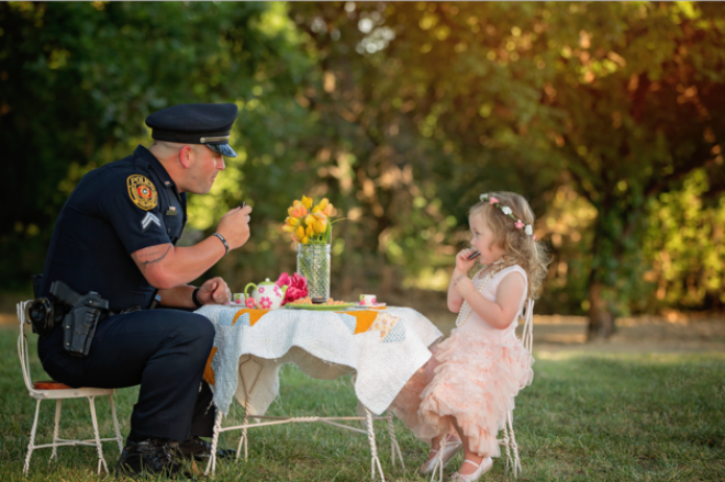 Двухлетняя девочка пригласила на чай полицейского, который спас ей жизнь 26
