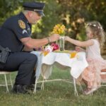 Двухлетняя девочка пригласила на чай полицейского, который спас ей жизнь