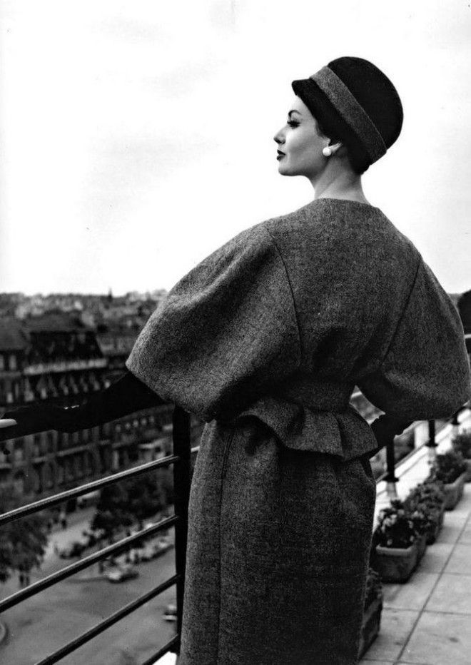 Классическая элегантность Dior: изысканные модели 1940-1960-х годов на улицах Парижа 43