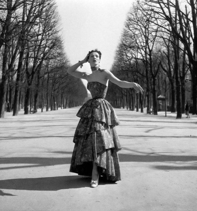 Классическая элегантность Dior: изысканные модели 1940-1960-х годов на улицах Парижа 44