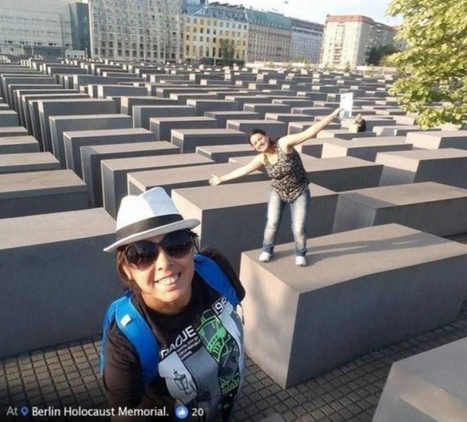 Художник показал туристам, как глупы и аморальны их селфи возле мемориала Холокоста 48