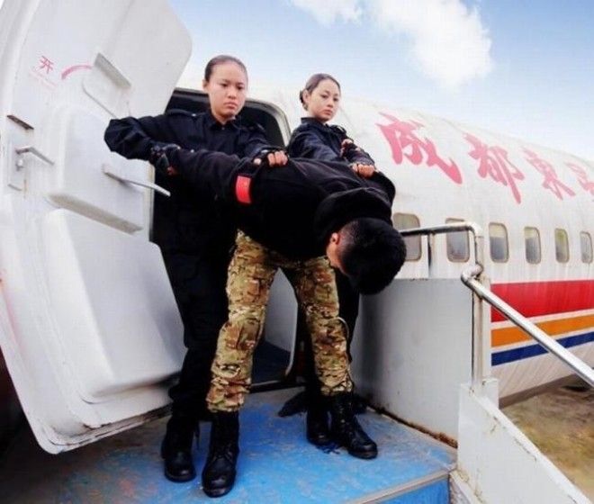 Не каждый спецназовец сможет стать китайской стюардессой. Серьезно! 35