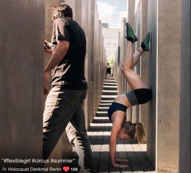 Художник показал туристам, как глупы и аморальны их селфи возле мемориала Холокоста 49