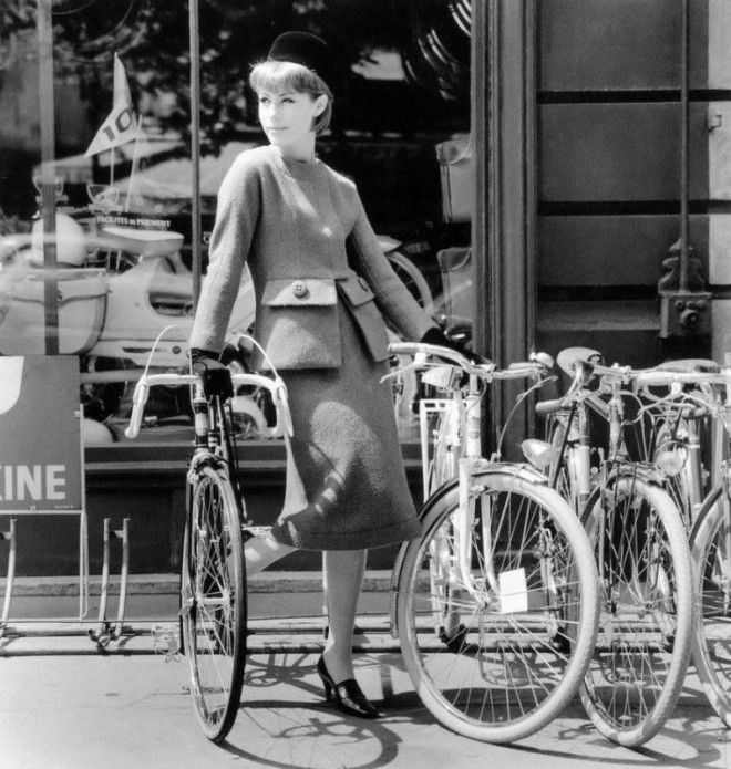 Классическая элегантность Dior: изысканные модели 1940-1960-х годов на улицах Парижа 42