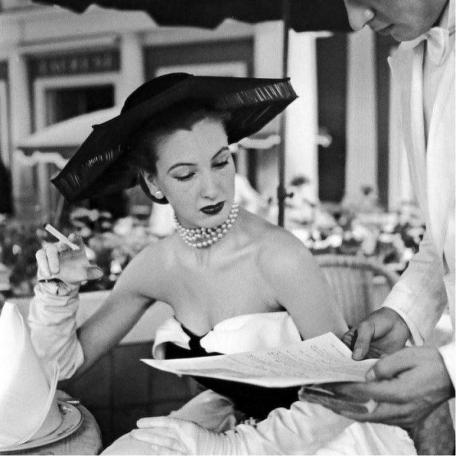 Классическая элегантность Dior: изысканные модели 1940-1960-х годов на улицах Парижа 47
