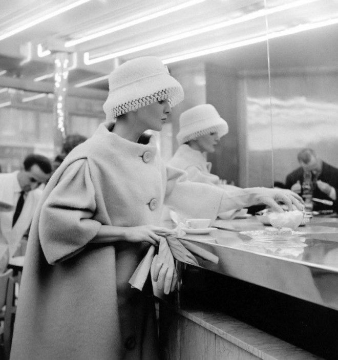 Классическая элегантность Dior: изысканные модели 1940-1960-х годов на улицах Парижа 49