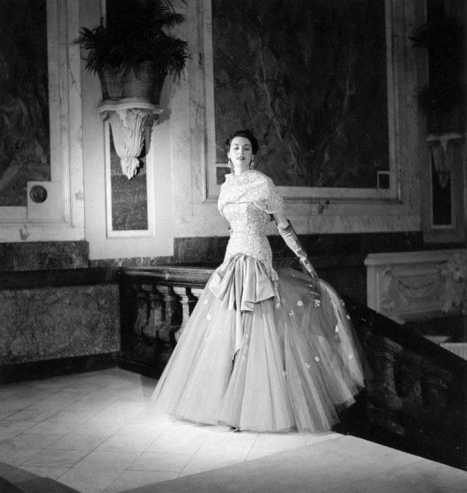 Классическая элегантность Dior: изысканные модели 1940-1960-х годов на улицах Парижа 43