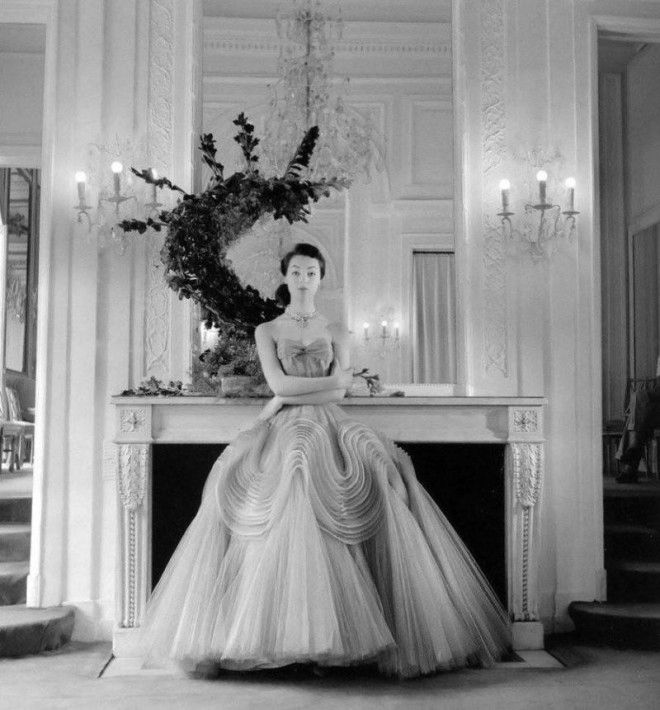 Классическая элегантность Dior: изысканные модели 1940-1960-х годов на улицах Парижа 42