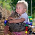 Очаровательные фото доказывающие, что каждому ребенку нужна кошка