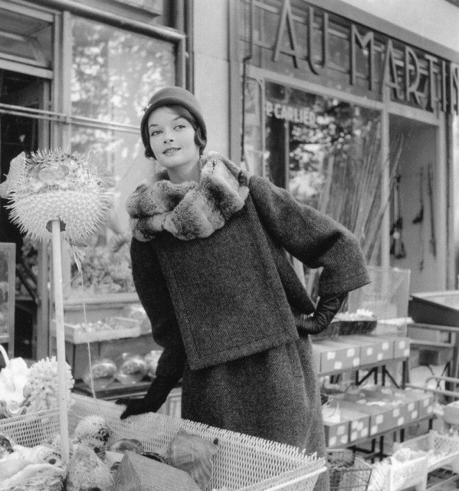 Классическая элегантность Dior: изысканные модели 1940-1960-х годов на улицах Парижа 41