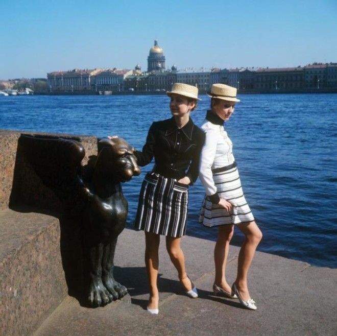 Показ молодежных комплектов со шляпойканотье СССР 1970 год 