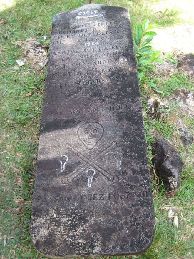 Могила Joseph Pierre Lechartier 1834 г с черепом и костями на пиратском кладбище острова СентМари Фото commonswikimediaorg