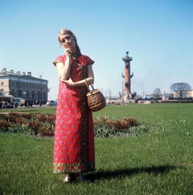  Показ сарафана из яркого ситца в русском стиле СССР 1970 год
