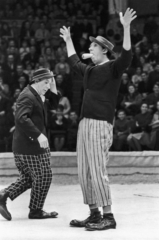 На арене цирка выступают клоуны Юрий Никулин и Михаил Шуйдин СССР 9 апреля 1967 года