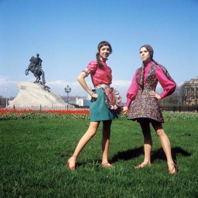 Показ сарафана в духе старинной одежды и летнего наряда для отдыха СССР 1970 год 