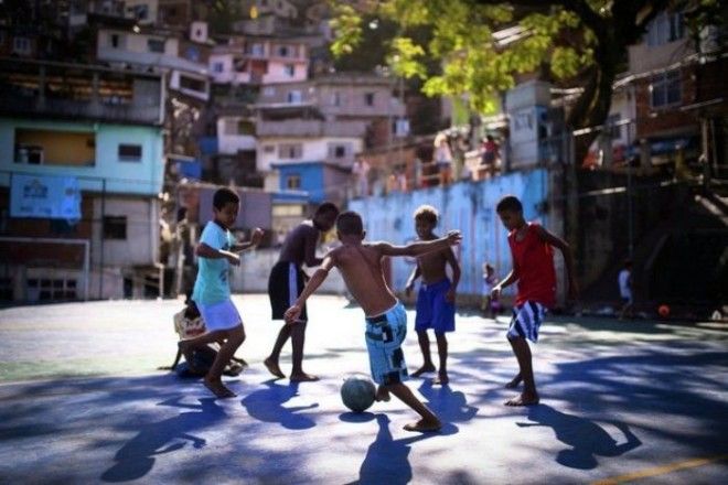 Мальчишки играют в футбол на улице