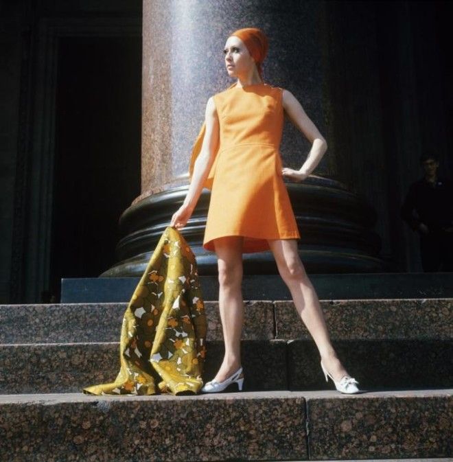 Демонстрация оранжевого платья с льняным шарфом СССР 1970 год 