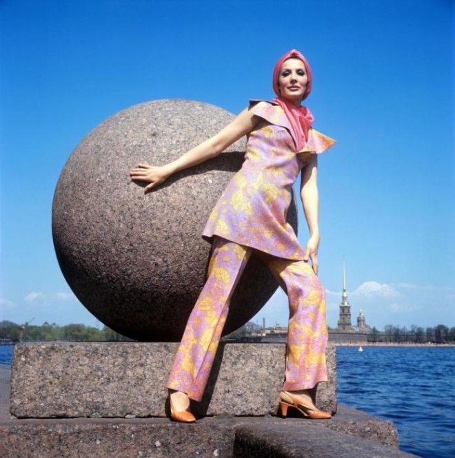 Демонстрация брючного костюма с ярким шарфом СССР 1970 год