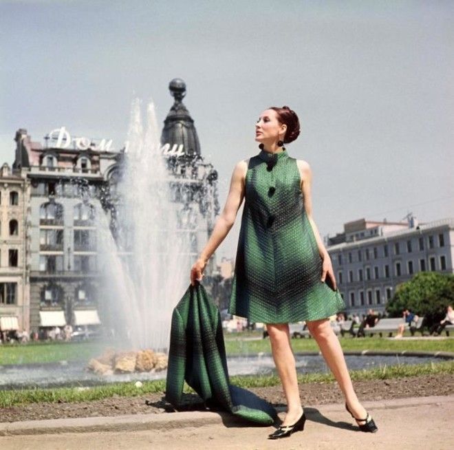 Показ пальто и элегантного вечернего платья СССР 1968 год 
