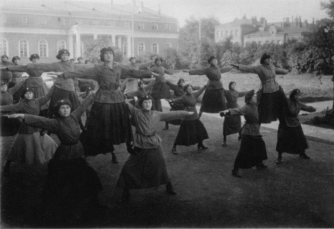 Женщинымилиционеры на утренней зарядке СССР Москва 1930 год