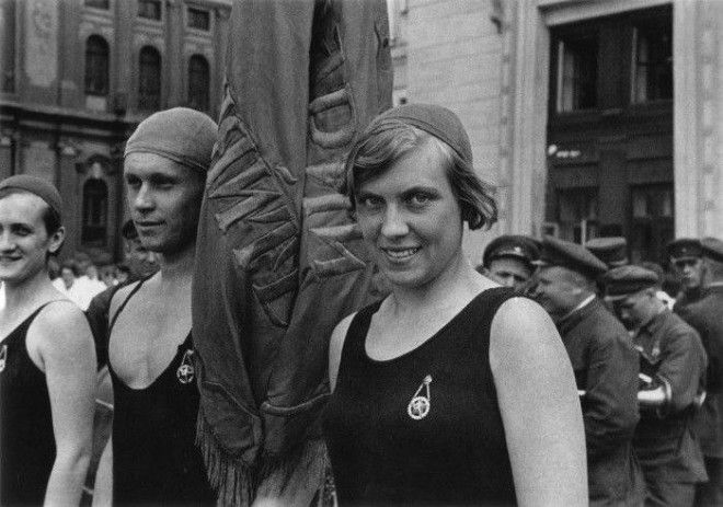 Пловцы со знаменем во время парада СССР Москва 1930 год