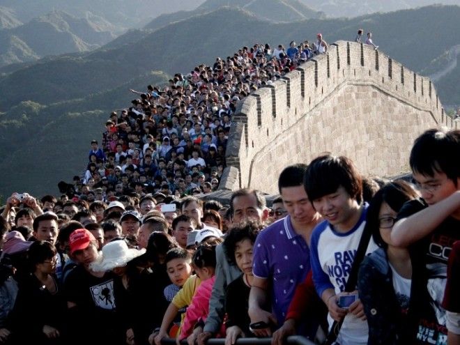 Толпа людей на Великой Китайской стене